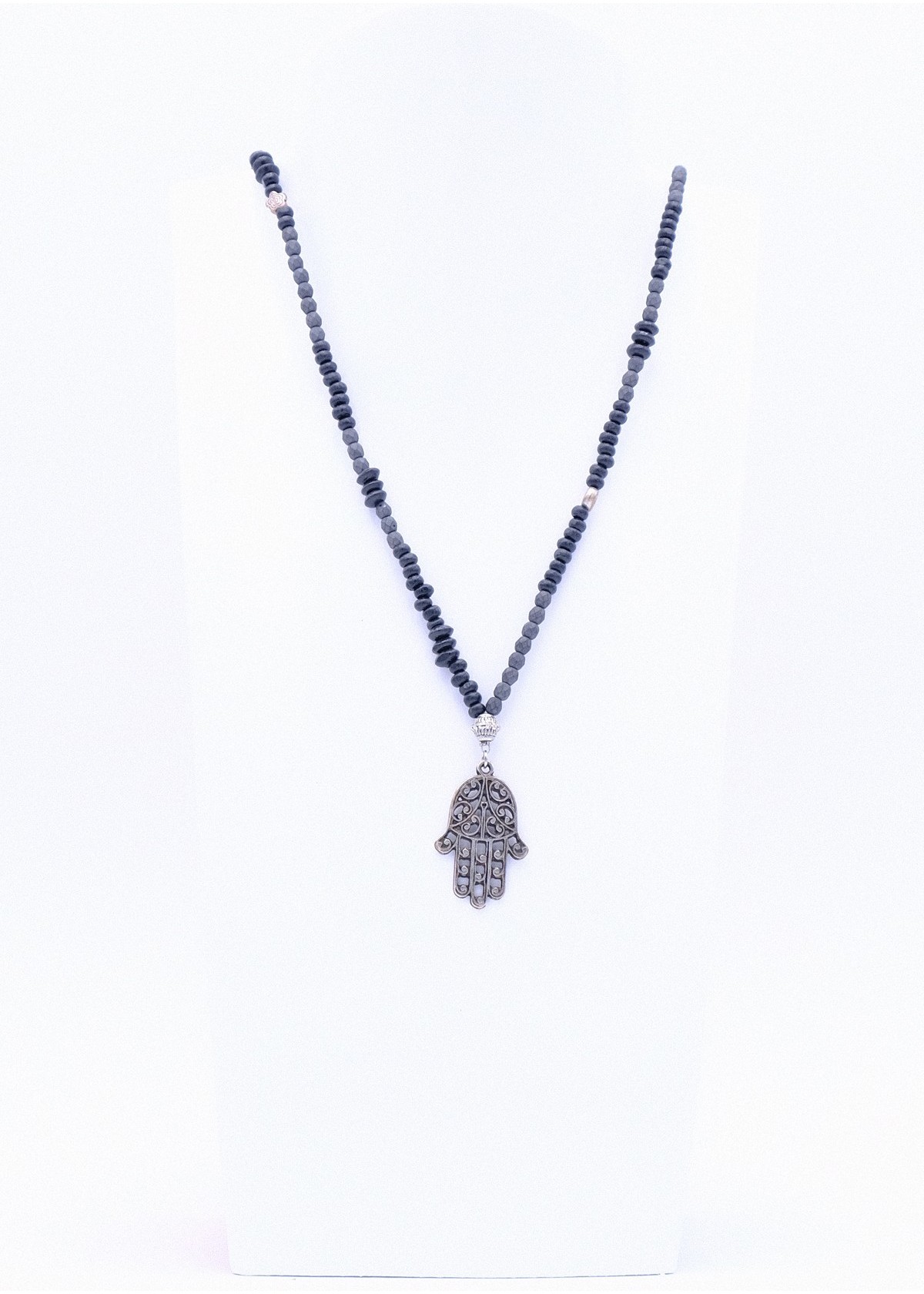 Schwarze Halskette Hamsa Hand mit Silberperlen