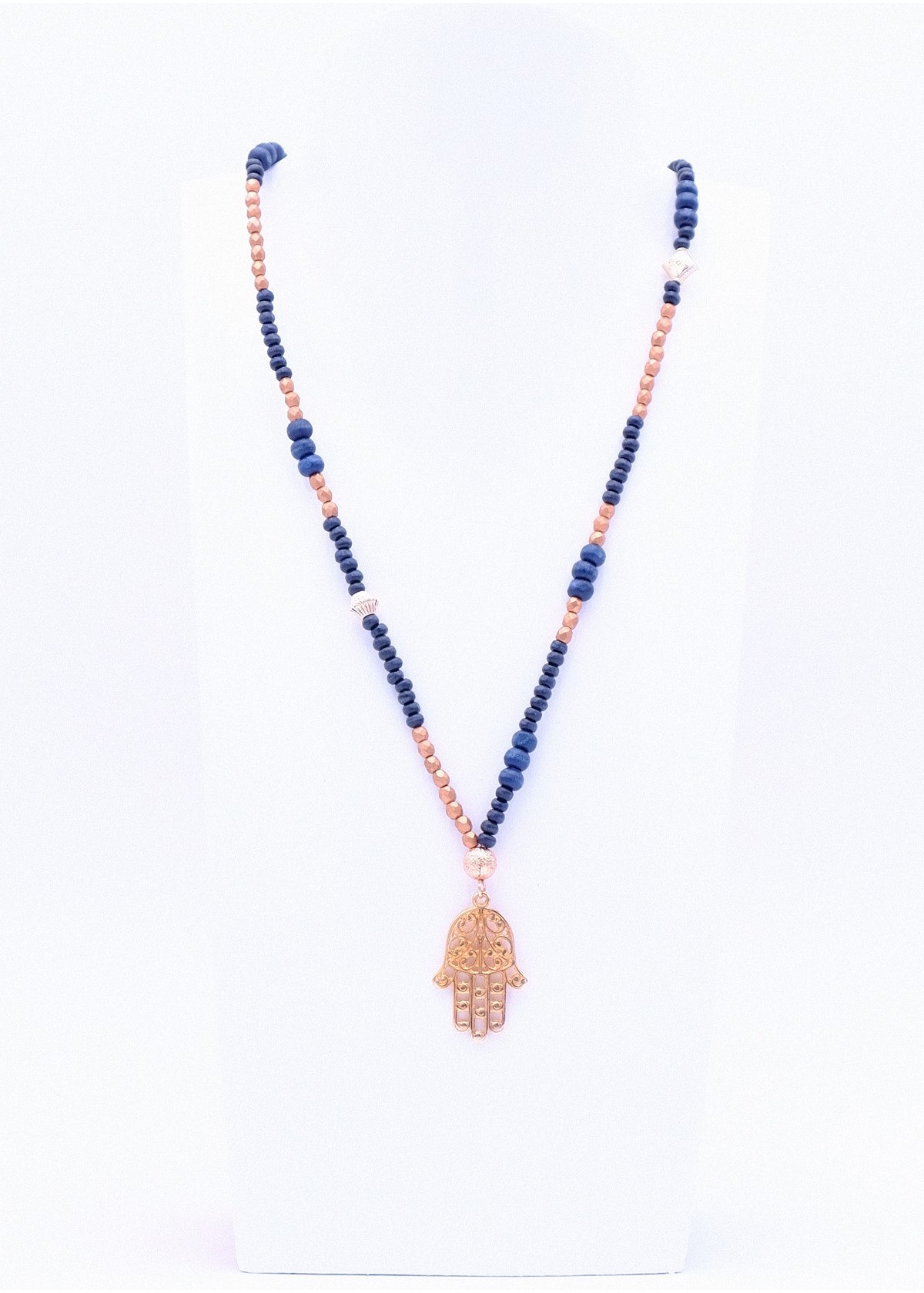 Hamsa Hand Anhänger mit blauer Perlenkette